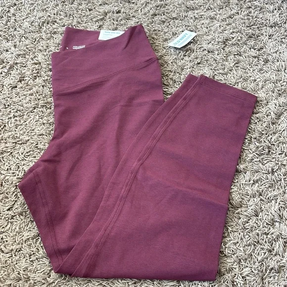 Old Navy women’s maroon leggings. Large - Picture 1 of 4